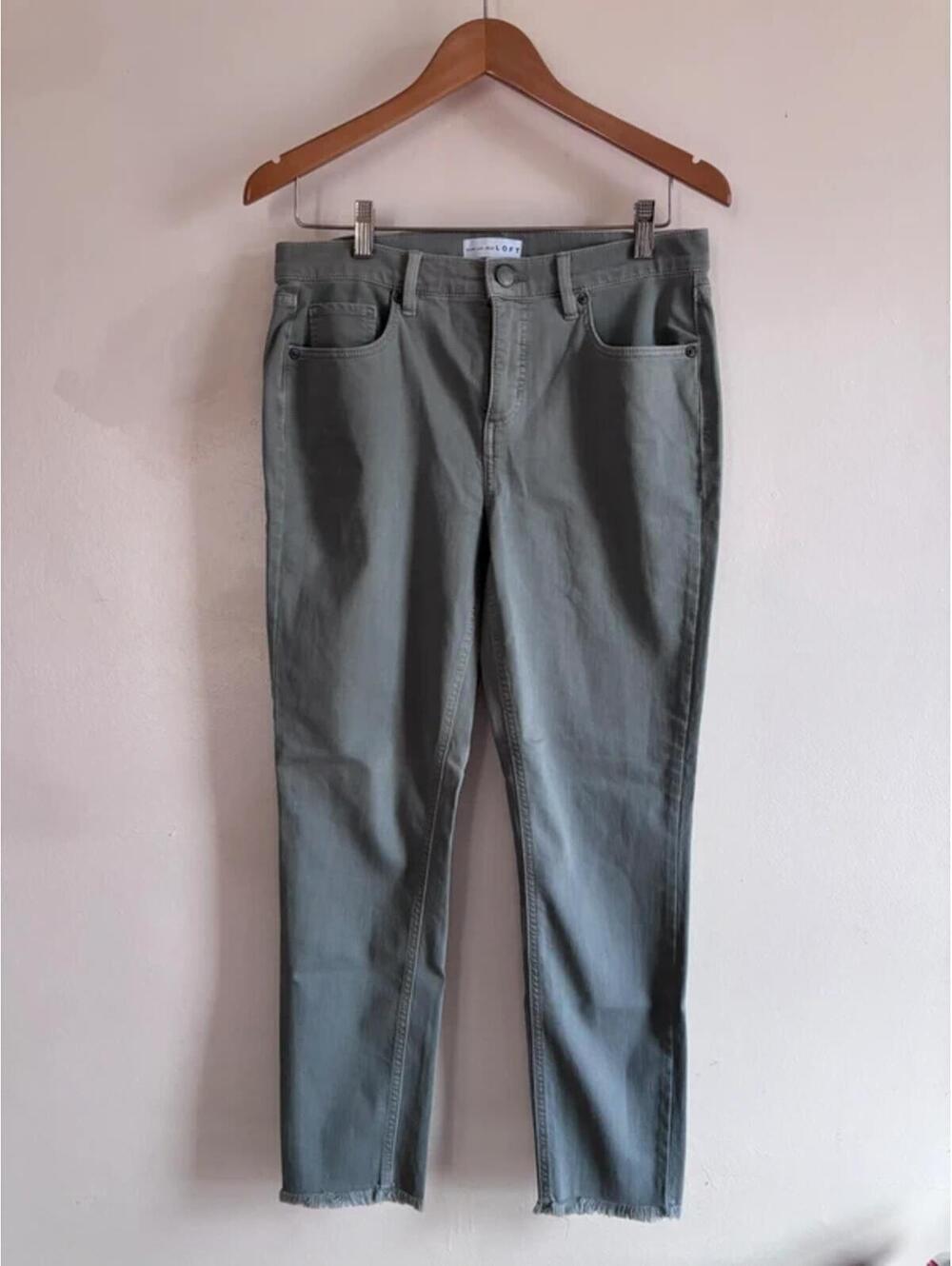 LOFT Modern Skinny Crop in Pale Sage/Grey size 6
